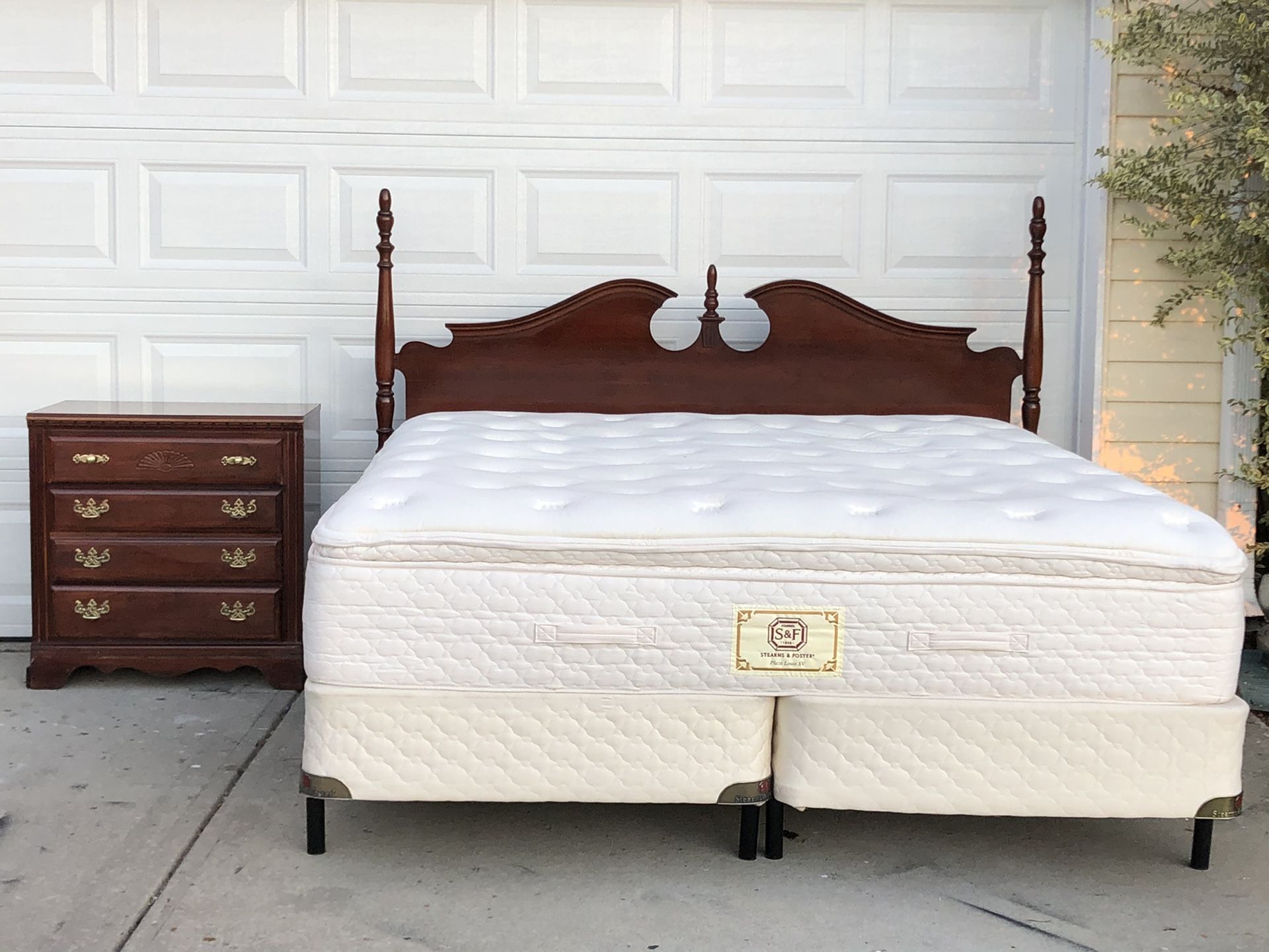 King Bedroom set with Headboard, Stern & Foster Mattress, boxsprings, rail and Broyhill Nightstand. Very good condition. Delivery available. Hablar e