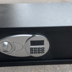 Safe / Amazon Basics Steel, Security Safe Lock Box, Black - 0.7-Cubic Feet 