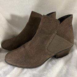 Me Too Brown Suede Ankle Booties Size 10  2” Stacked Heel Easy On Great Condition 
