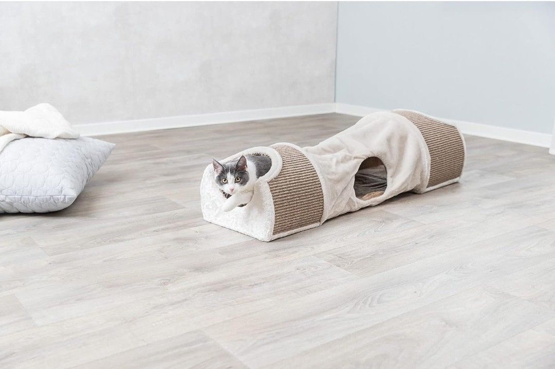 TRIXIE Cuddly Condos with Tunnel, Sisal Scratching Surface, Cream/Brown
