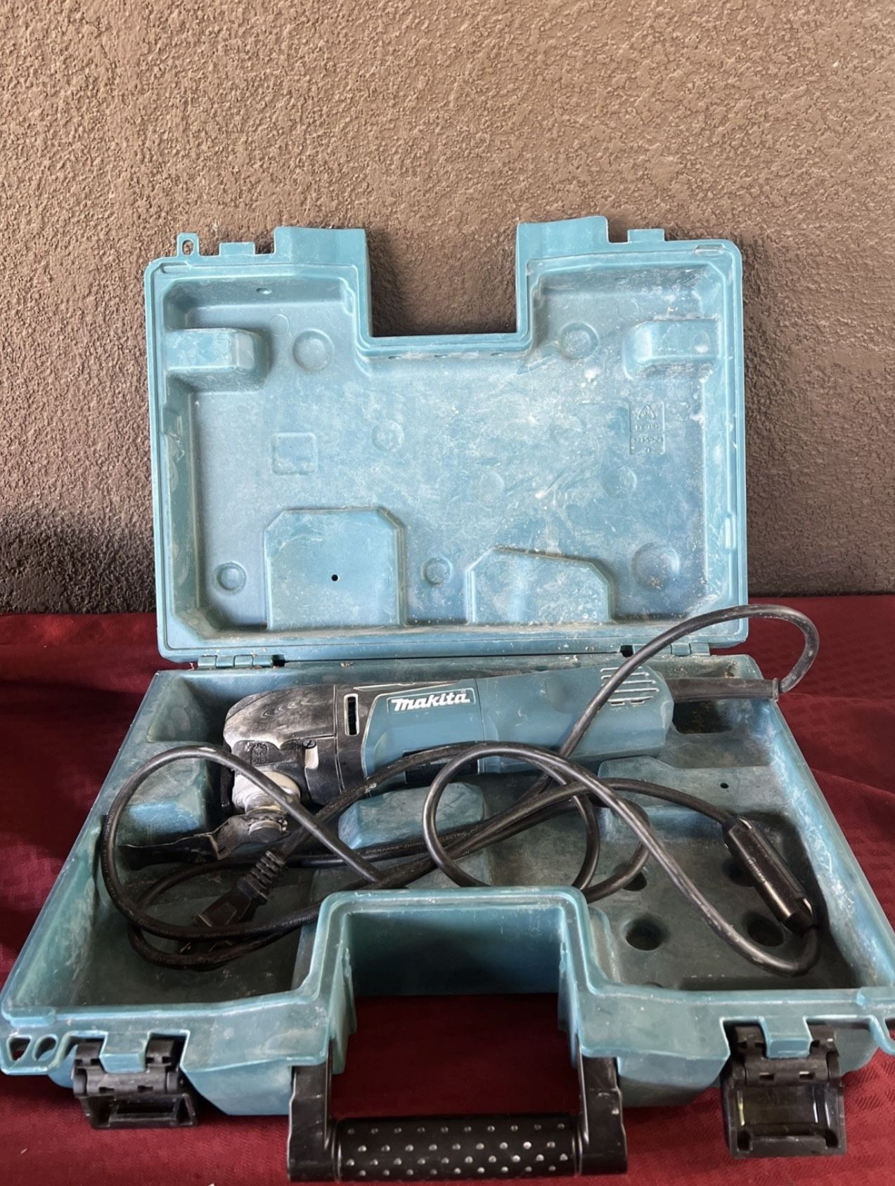 Makita 3 Amp Variable-Speed Oscillating Multi-Tool Kit W/ Hard Case (TM3010CX1)         