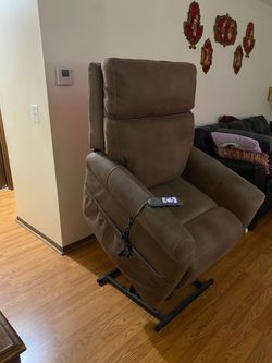 Power Lift Recliner Chair with Remote!