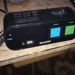 SHARP ALARM CLOCK WITH USB PORT AND 2 OUTLETS.