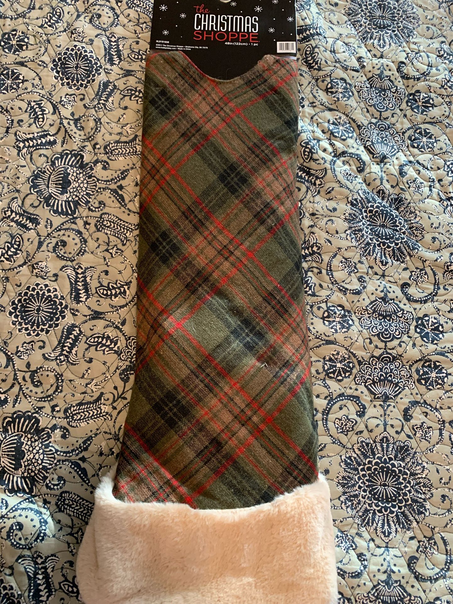 New 4 Ft Round Christmas Tree Skirt Plaid & Fur, Has Secured Method To Stay Around The Tree Base