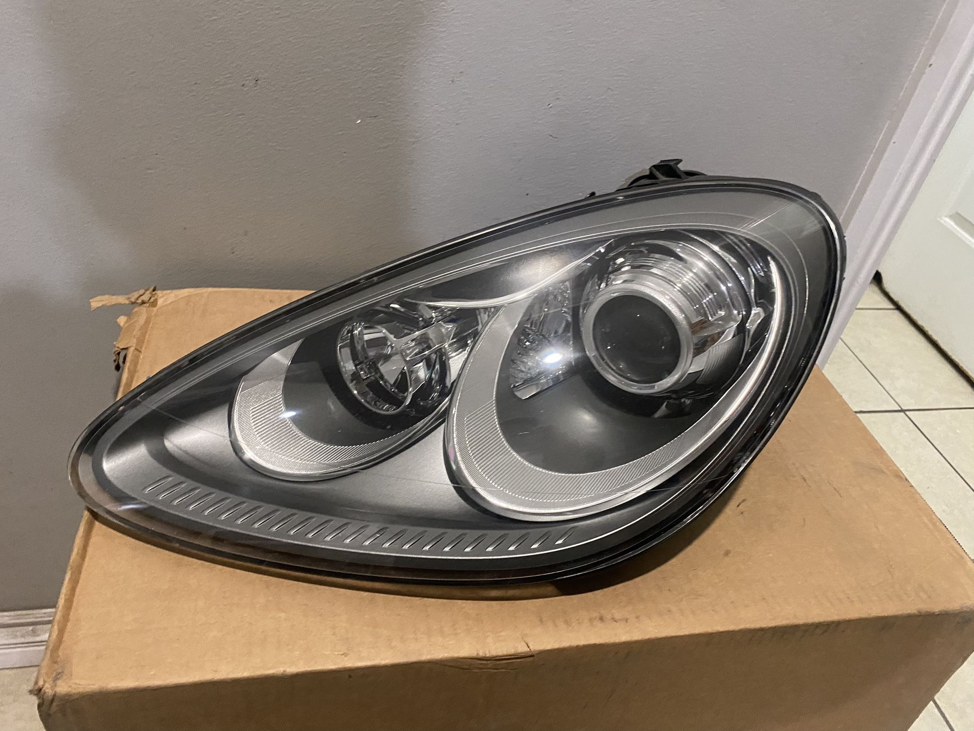 2011-2014 Porsche Cayenne Xenon Assembly Left Headlight