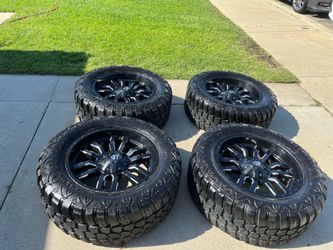 Fuel 22x9.5 Wheels w/ 37x13.50R22 Predator X-RT Tires - 8 Lug