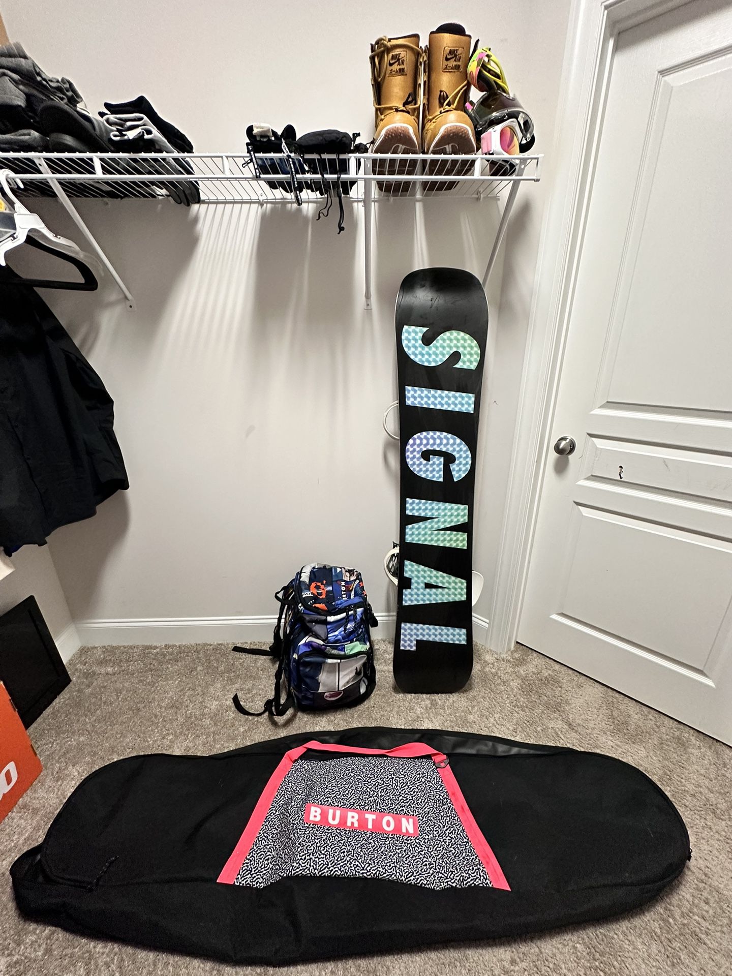 (200$) Signal Park Platinum Snowboard 156” With Burton Bags & Gloves