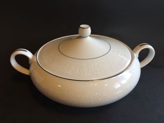 Round covered vegetable Grace Concerto