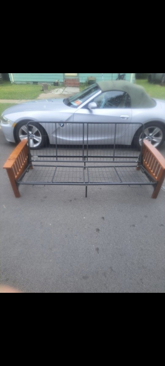 FULL SIZE WOOD ARMS AND BLACK METAL FUTON FRAME