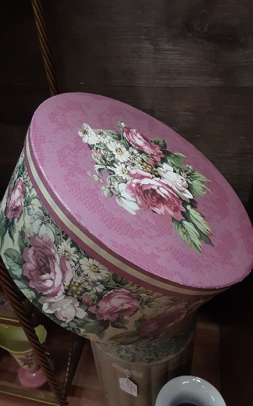 Floral Round Box- Victorian Rose- Located In Shelton 