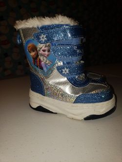 Warm snow girls boots like new. Size 7