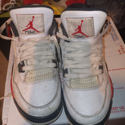 Boys Air Jordan 4 Retro - “Fire Red” Size (6)