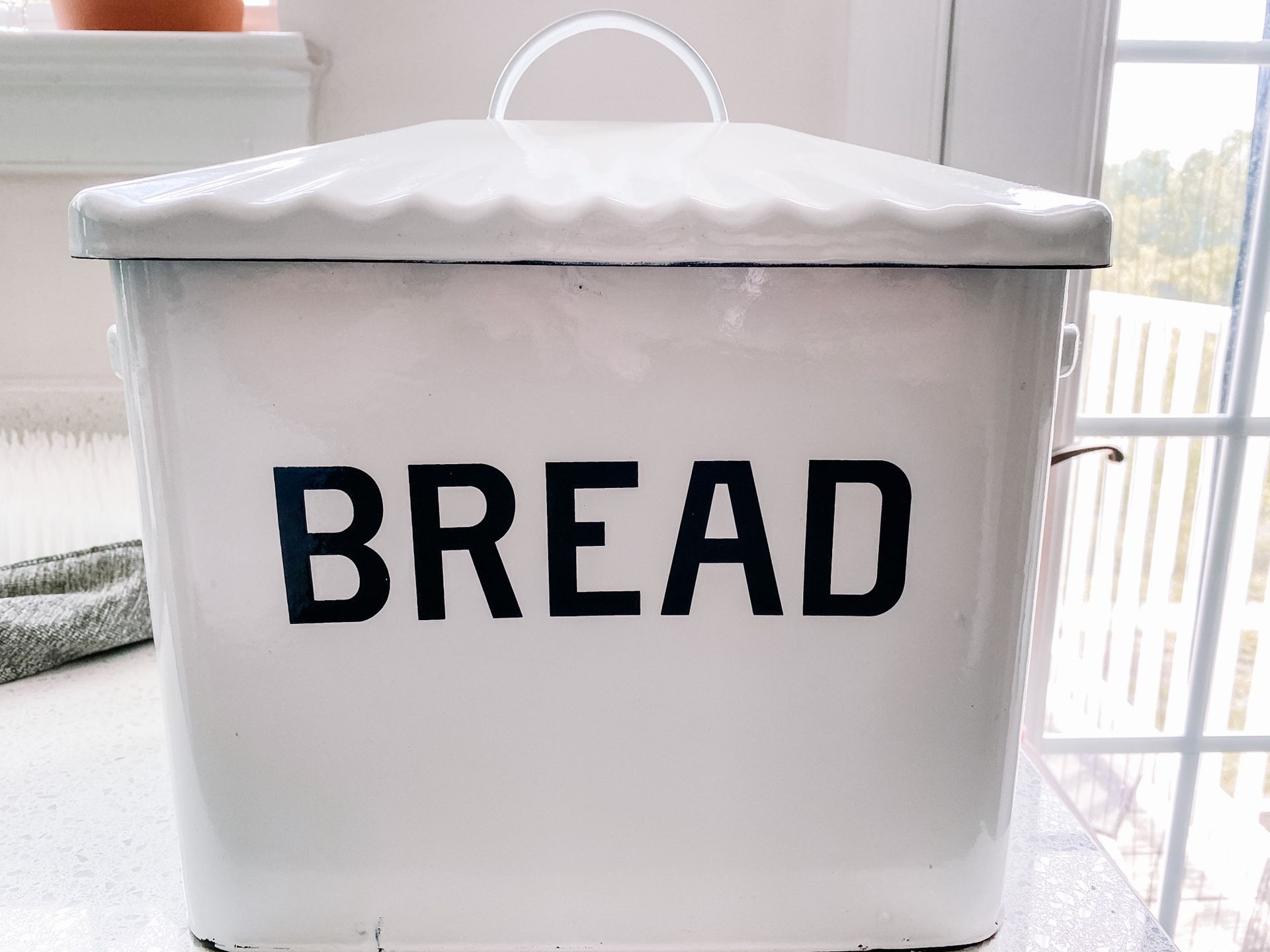 Metal bread box