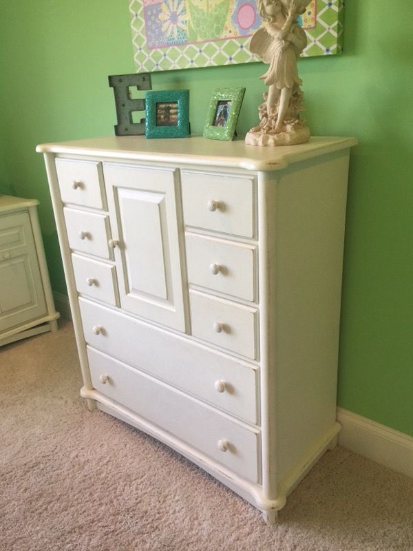 White distressed queen bedroom set(I have more pics)