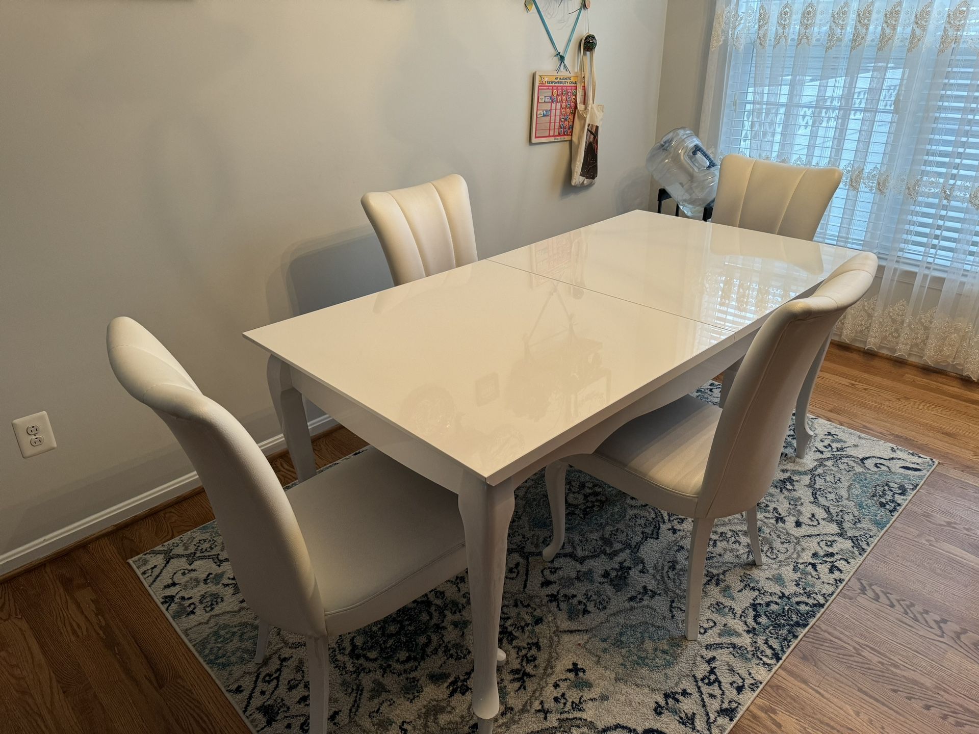Extendable dining table with 4 chairs