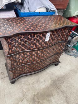 Fleur-de-Lis Serpentine 3-Drawer Chest