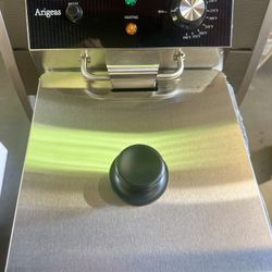 Arigeas single-tank countertop electric deep fryer. 