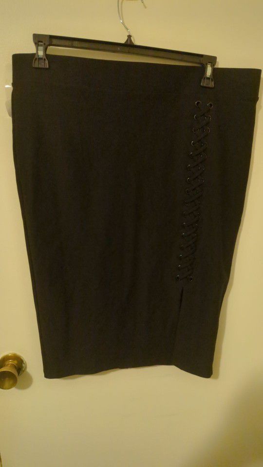 Torrid Women's Plus Size 2 2XL Straight & Pencil Skirt  Black Rayon Pull Up Solid