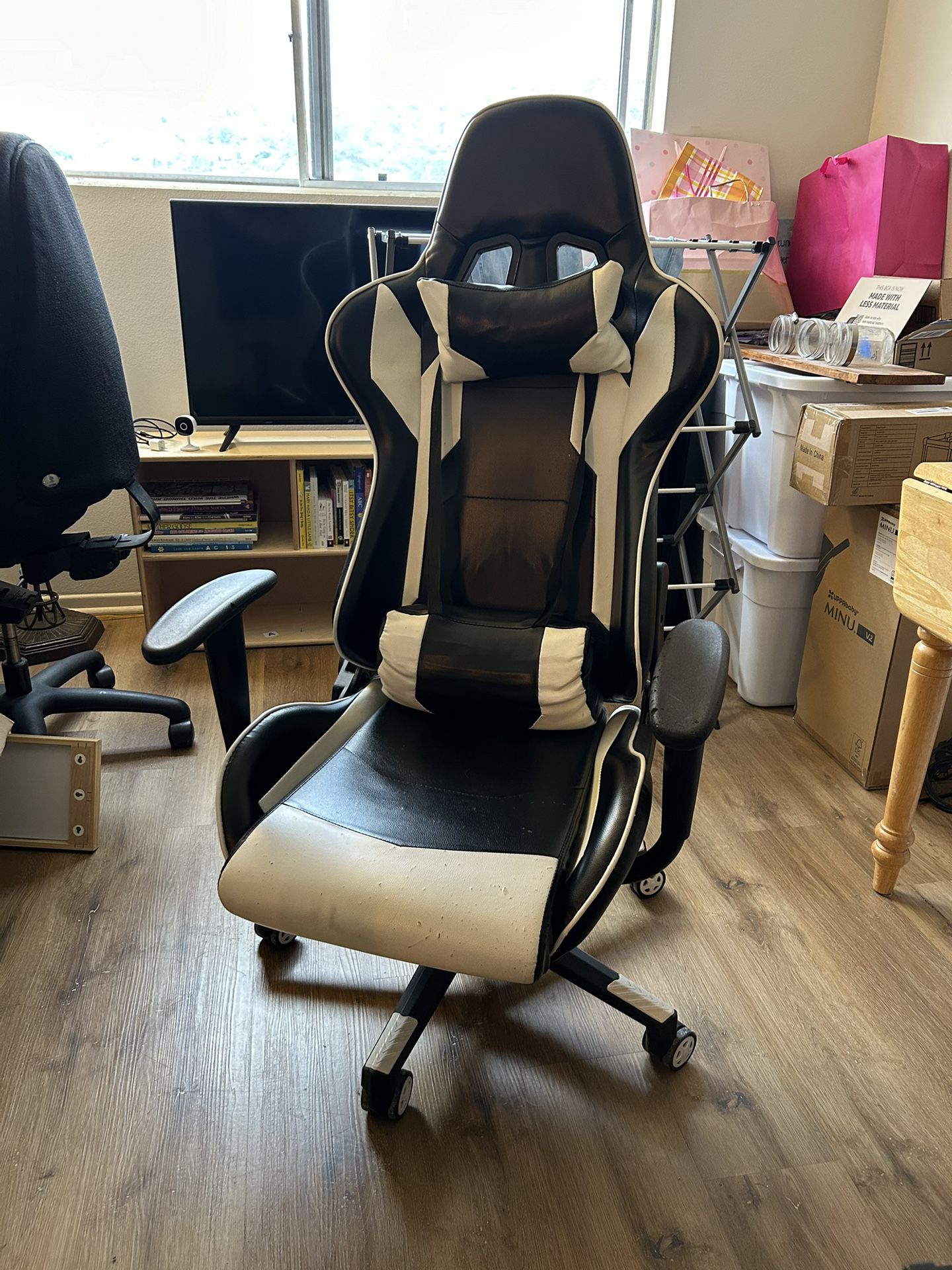 BLACK AND WHITE GAMING CHAIR 