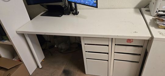 Ikea desk 59 inchs FREE