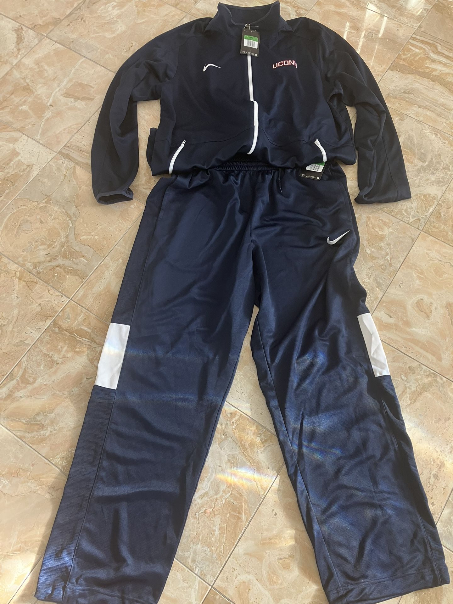 Nike UCONN Mens Active Wear