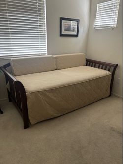 Wood trundle Day Bed w/2 twin mattresses