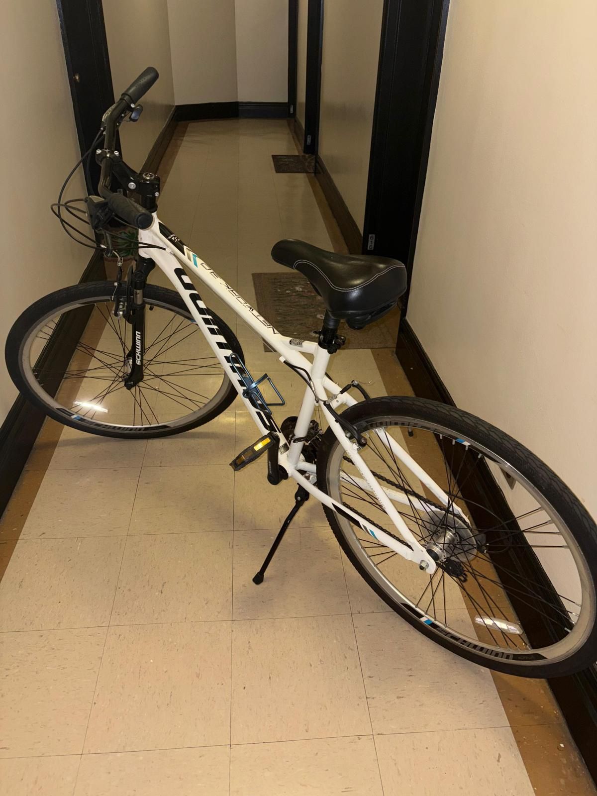 Schwinn Network 3.0 Hybrid 700c 21-Speed 18" Aluminum Frame - White. Purchased June 2025. In specialized stores it goes for $1033. Only used 2 hours