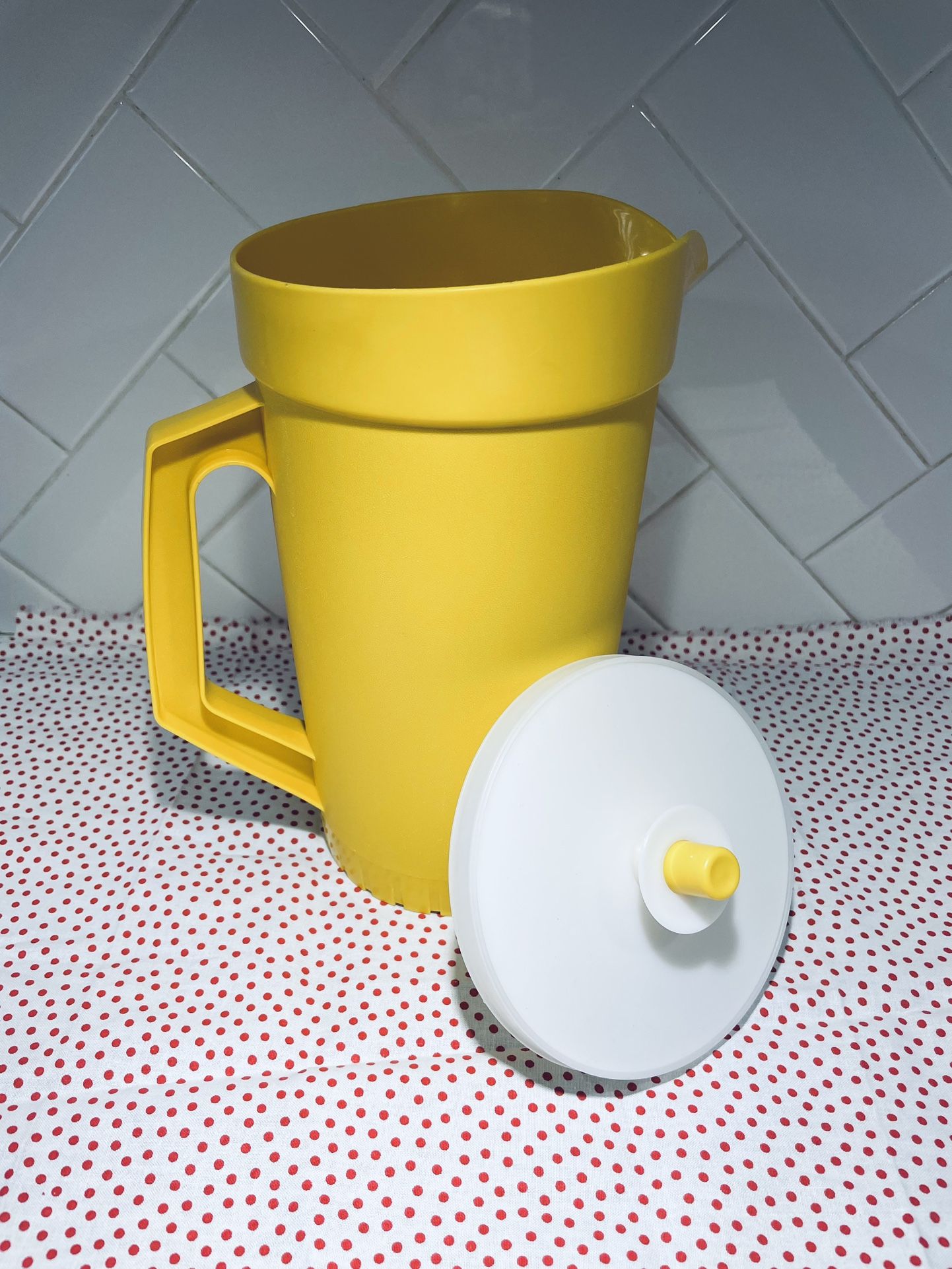 Vintage Tupperware 2 Quart Yellow Pitcher w/ Push Button Lid 800-9