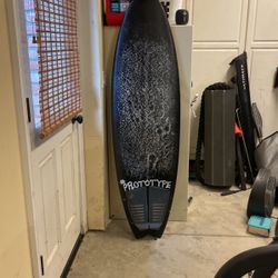Surfboard With Fins 5’ 10”