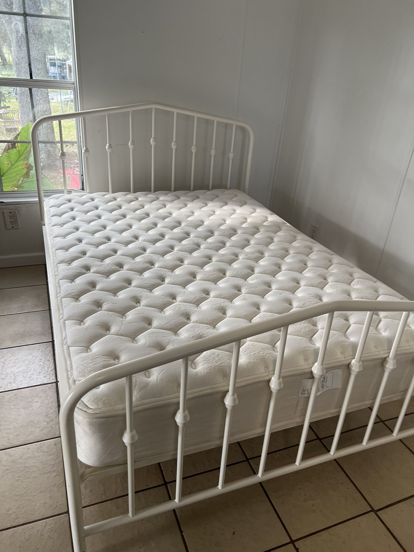 ποΈ White Metal Full Bed Frame with Mattress β Great Condition!