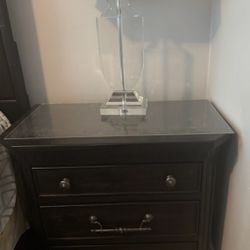 5-piece Queen Bedroom Set For 💲 ale. No Mattress. 