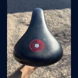 MONGOOSE CUSHION SEAT