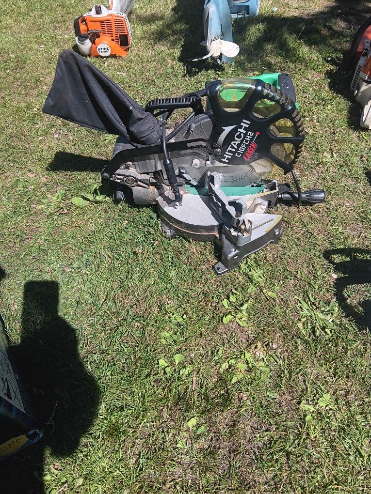 Hitachi 10" electric chop saw laser model C10FCH2 used 4 times works great