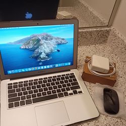 MacBook Air 2017 13” 8gb Ram, 128GB storage Great Condition + Charger + Case