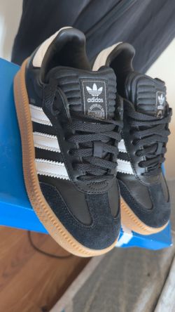 Adidas kids shoes size 4 1/2 new new