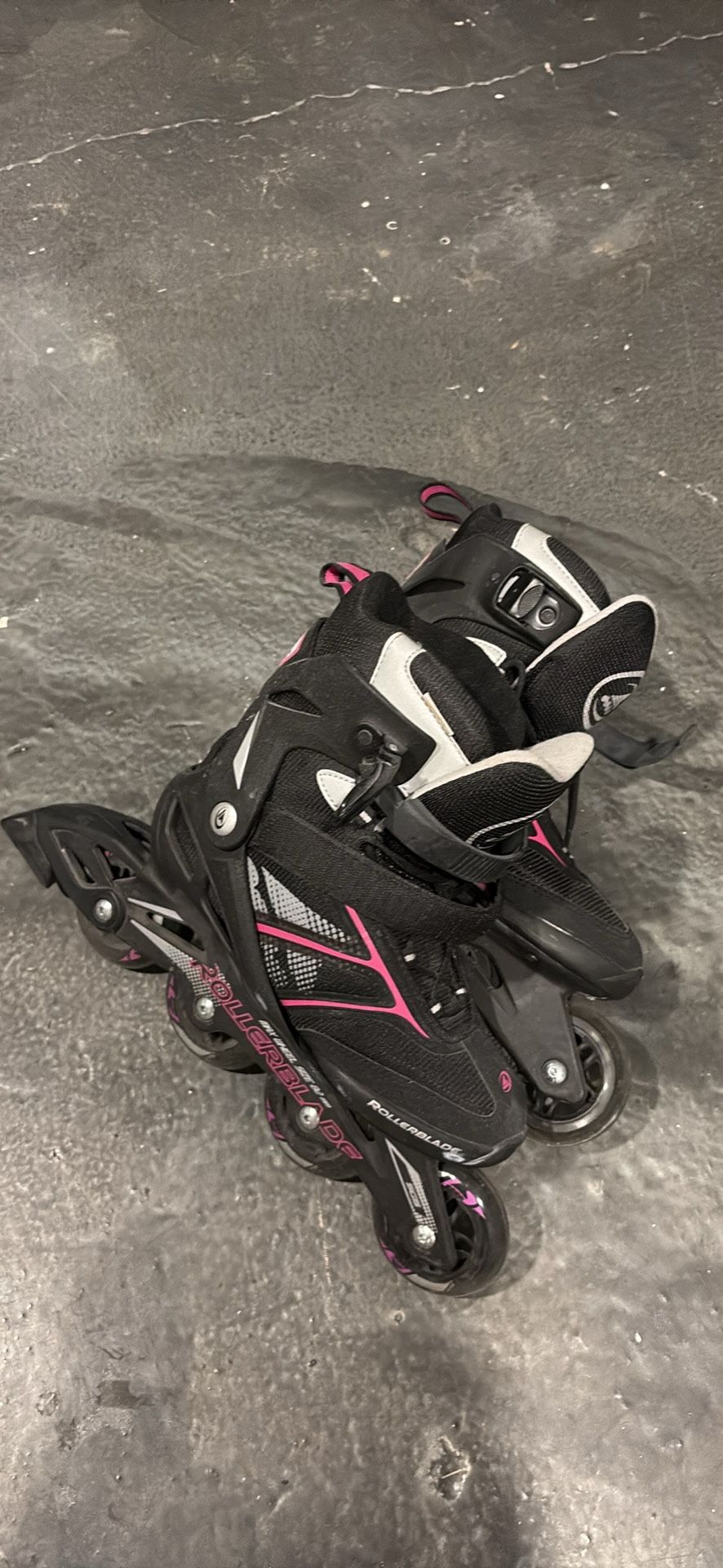 Woman rollerblades size 8