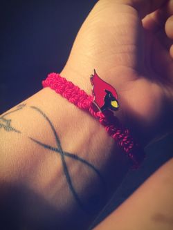 Pulsera con el dije de los arizona cardinals