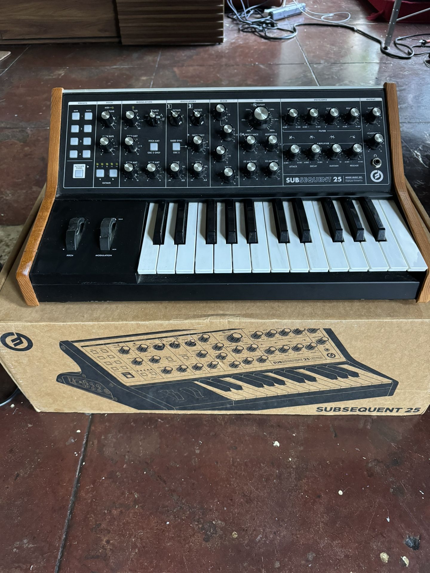 Moog Subsequent 25 Compact 25-Key 2-Note Paraphonic Analog Synthesizer