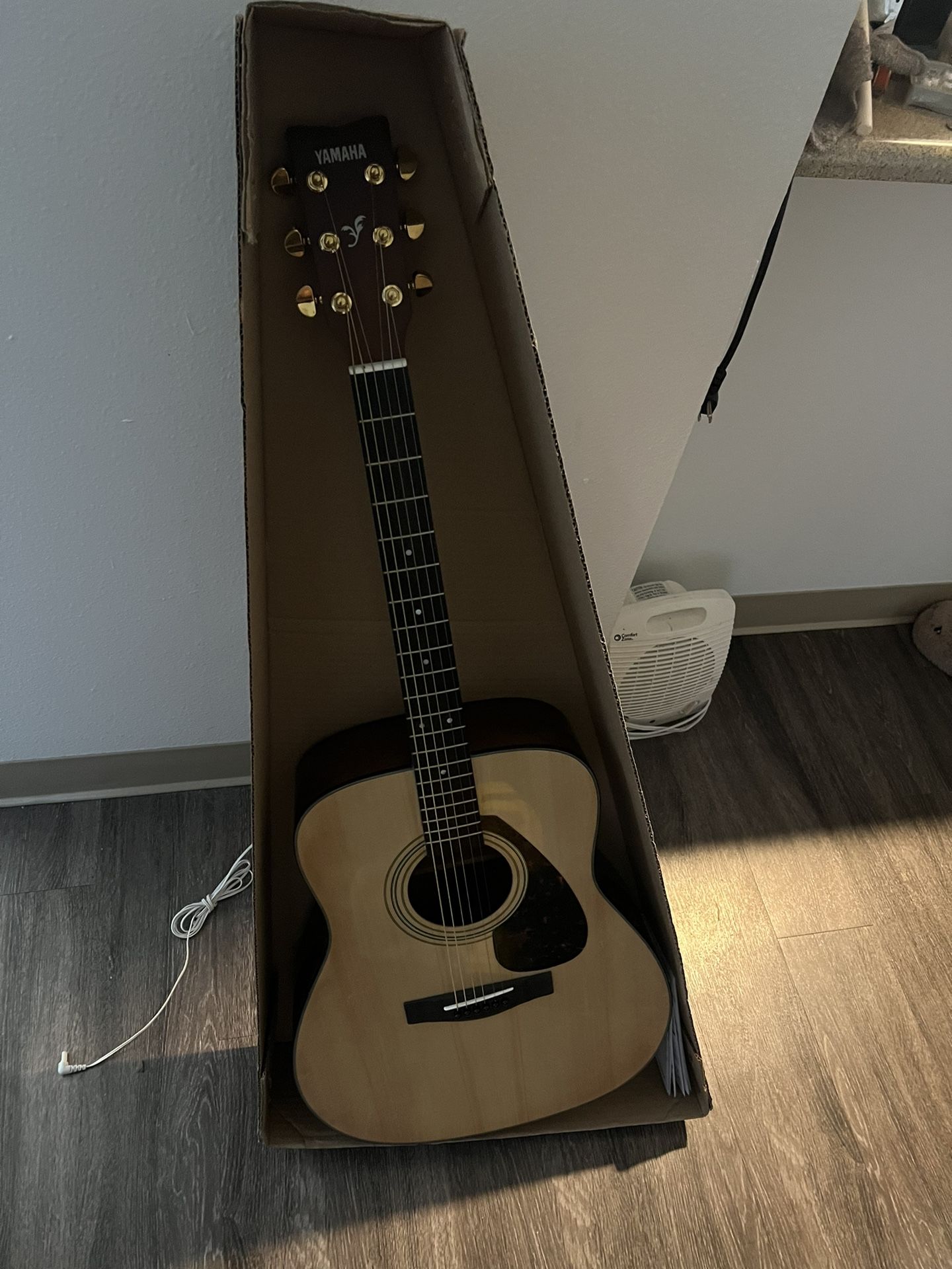 Yamaha 335 Acoustic Guitar