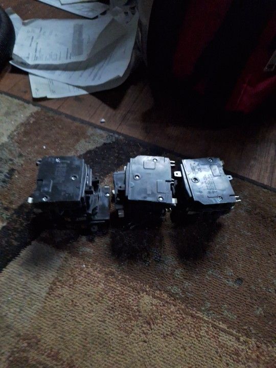 18 Square D 20 Amp Breakers