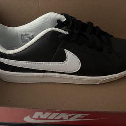 Nike Men’s Show Size 8 1/2 BRAND NEW 