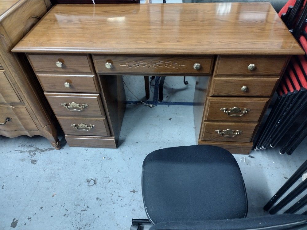 Very nice dark brown 5 drawer desk for sale 🗄️