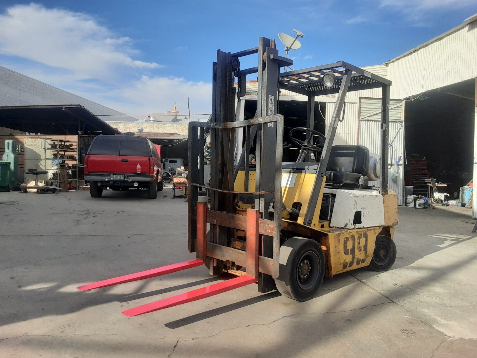 FORKLIFT "KOMATSU" PNEUMATIC!!! $2,480!!!! 4000-CAP AUTOMATIC!!!! $2,480!!!! WHOLESALE