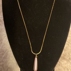 Gold Necklace With Pink Pearl Pendant (https://offerup.com/redirect/?o=MThrLkdU)