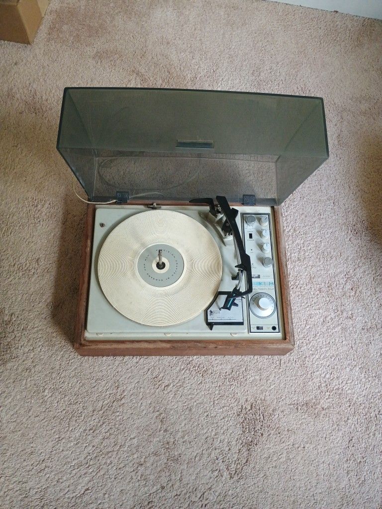 KLH Turntable w/FM Tuning model 24