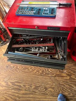 Husky 4 drawer tool storage cabinet on wheels . Full of mechanics tools .. $500 for all