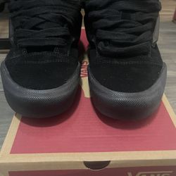 All black knu skool vans size M 4/W 6