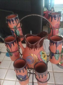 Jarra con vasos de barro