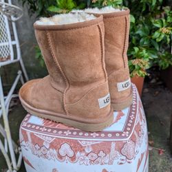 Ladies Size 4 UGG Boots 
