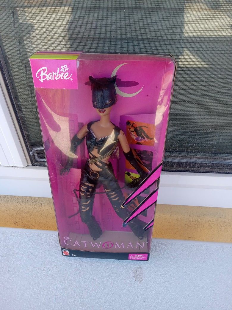 BARBIE CATWOMAN. HoLLY BERRY. 2004. $30.00. FIRM